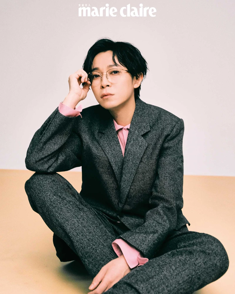 金邊眉框眼鏡,Ray-Ban;灰色西裝外套、灰色西裝長褲、粉色襯衫,all by Gucci。 金邊眉框眼鏡,Ray-Ban;灰色西裝外套、灰色西裝長褲、粉色襯衫,all by Gucci。