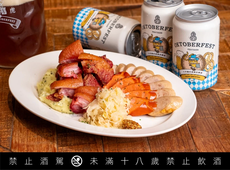 德式豬腳 & 肉腸拼盤。 德式豬腳 & 肉腸拼盤。