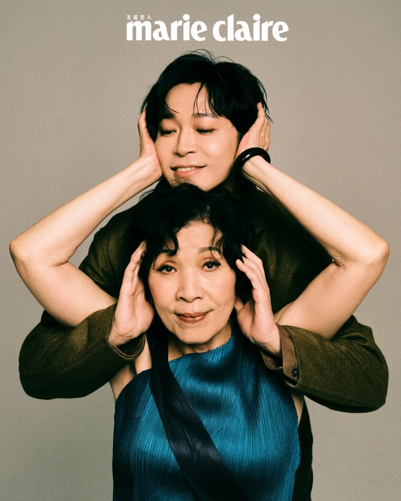 青峰:橄欖綠獵裝外套、咖啡色襯衫,both by Loro Piana。 青峰媽媽:藍綠色上衣,Issey Miyake。 青峰:橄欖綠獵裝外套、咖啡色襯衫,both by Loro Piana。 青峰媽媽:藍綠色上衣,Issey Miyake。