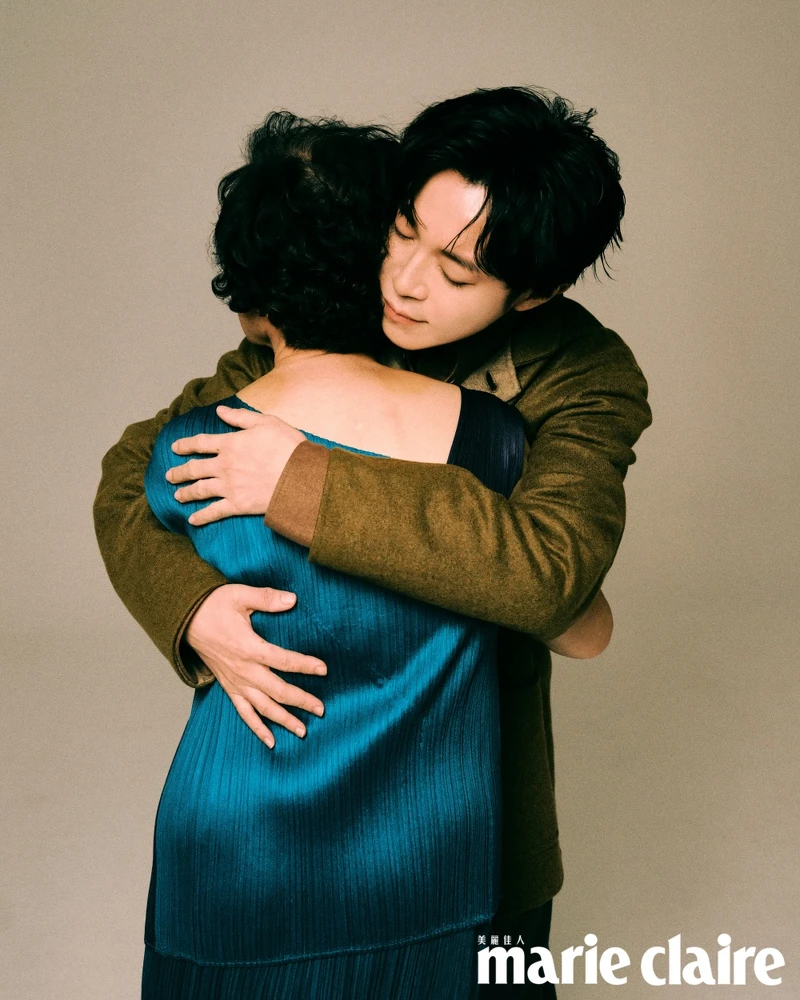 青峰:橄欖綠獵裝外套、咖啡色襯衫,both by Loro Piana。 青峰媽媽:藍綠色上衣,Issey Miyake。 青峰:橄欖綠獵裝外套、咖啡色襯衫,both by Loro Piana。 青峰媽媽:藍綠色上衣,Issey Miyake。