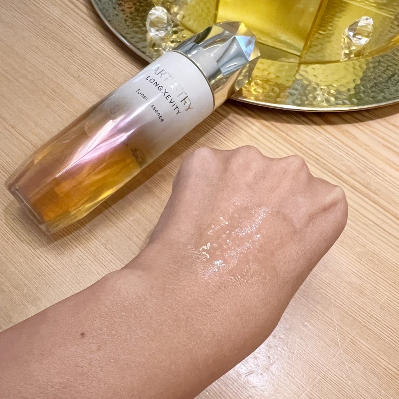 ARTISTR雅芝時光金耀精華凝露質地。 ARTISTR雅芝時光金耀精華凝露質地。