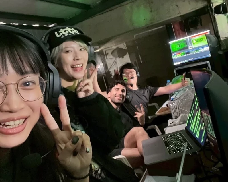 《中文怪物》就可以發現,節目直接開外掛,共動用7位導演、17台攝影機、30多台監視器、超過50人的幕後製作人員。 《中文怪物》就可以發現,節目直接開外掛,共動用7位導演、17台攝影機、30多台監視器、超過50人的幕後製作人員。