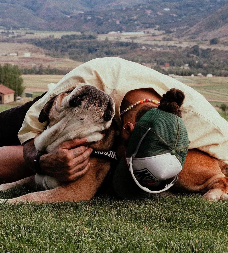 Lewis Hamilton 與他的愛犬 Roscoe 合照 Lewis Hamilton 與他的愛犬 Roscoe 合照