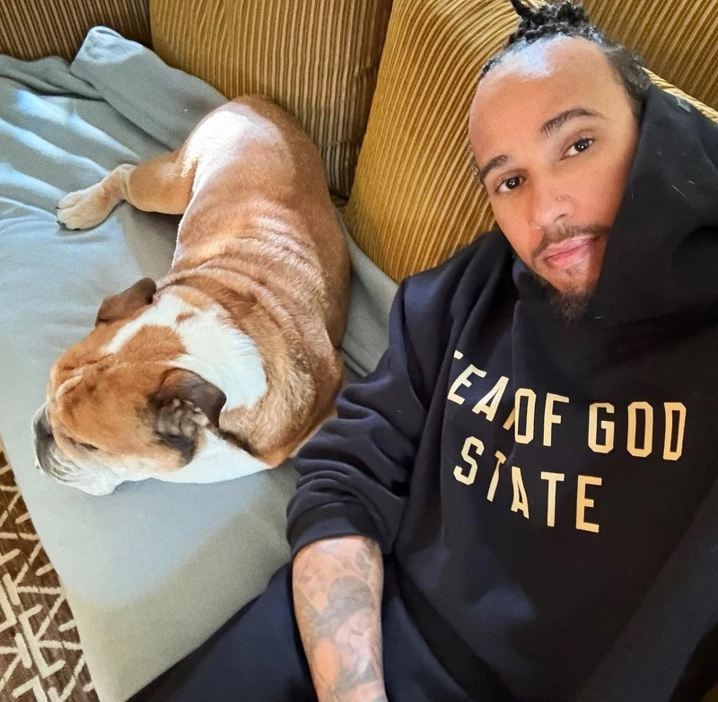 F1冠軍車手 Lewis Hamilton 與愛犬 Roscoe 的溫馨時刻 F1冠軍車手 Lewis Hamilton 與愛犬 Roscoe 的溫馨時刻