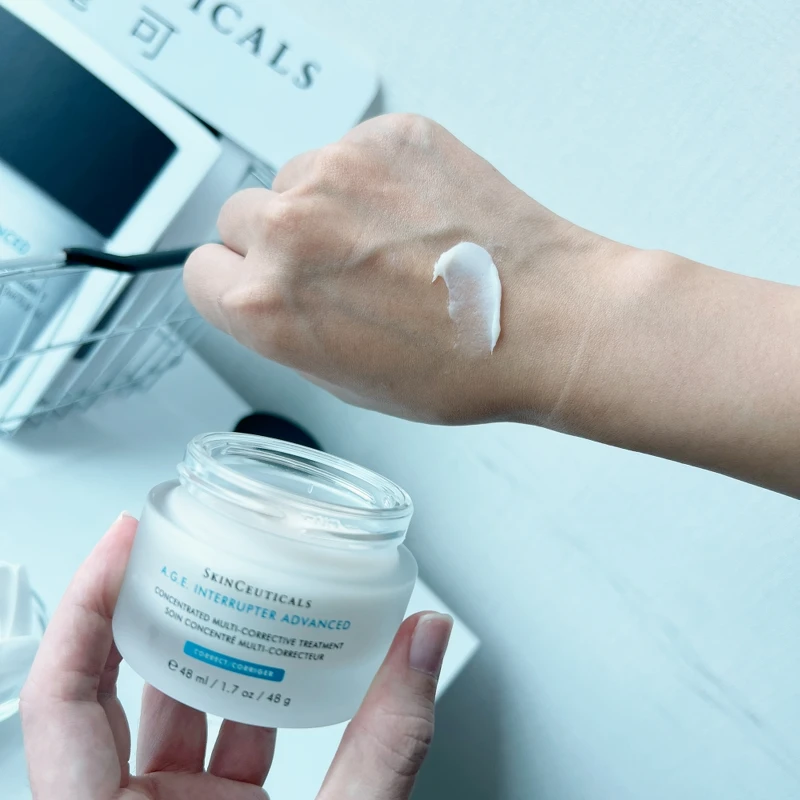 修麗可A.G.E.活膚緊緻霜質地。 修麗可A.G.E.活膚緊緻霜質地。