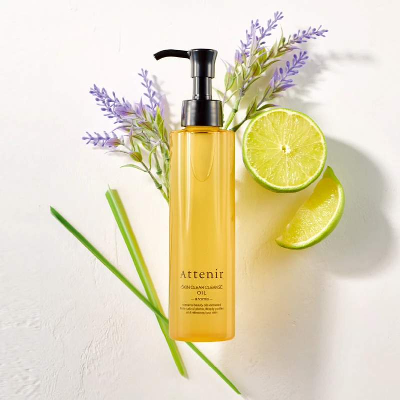 Attenir艾天然淨顏亮膚卸妝油情境圖。 Attenir艾天然淨顏亮膚卸妝油情境圖。