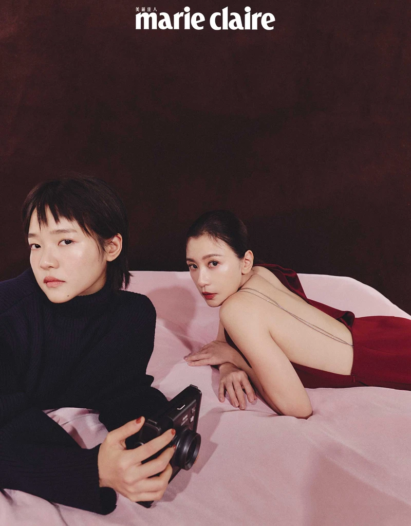 (賈靜雯)紅色露背洋裝,Max Mara;珍珠裝飾黑色緞面穆勒鞋,Jimmy Choo。 (林廷憶)海軍藍女式緊身迷你連衣裙,Balenciaga;流蘇樂福鞋,Jimmy Choo。 (賈靜雯)紅色露背洋裝,Max Mara;珍珠裝飾黑色緞面穆勒鞋,Jimmy Choo。 (林廷憶)海軍藍女式緊身迷你連衣裙,Balenciaga;流蘇樂福鞋,Jimmy Choo。