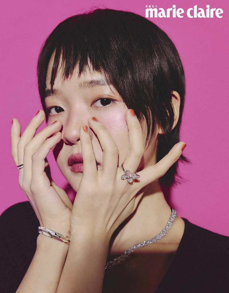 黑色長版洋裝,Maje;花卉装飾露跟鞋,Ferragamo。 格拉夫 Laurence Graff Signature 系列18K 玫瑰金密鑲鑽石戒指、18K 白金密鑲鑽石手鐲、格拉夫繾綣蝴蝶系列、馬眼形和密鑲鑽石戒指,all by Graff。 黑色長版洋裝,Maje;花卉装飾露跟鞋,Ferragamo。 格拉夫 Laurence Graff Signature 系列18K 玫瑰金密鑲鑽石戒指、18K 白金密鑲鑽石手鐲、格拉夫繾綣蝴蝶系列、馬眼形和密鑲鑽石戒指,all by Graff。