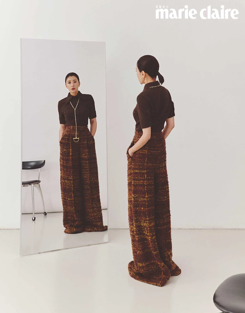 咖啡色短袖上衣、金色吊墜,both by Gucci;咖啡色長版寬褲,Loro piana;黑色高跟鞋,Balenciaga。 咖啡色短袖上衣、金色吊墜,both by Gucci;咖啡色長版寬褲,Loro piana;黑色高跟鞋,Balenciaga。