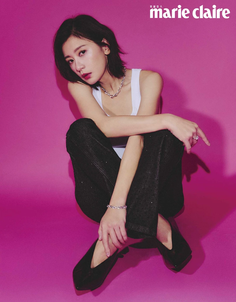 白色背心、黑色鑽石牛仔褲,both by Michael Kors;灰色外套、灰色皮帶、黑色高跟鞋 all by Gucci。 格拉夫 Tilda’s Bow 系列圓形和梯形切割鑽石項鏈,鑽石共重8.88克拉、圓形和梯形切割鑽石手鏈、格拉夫3.55克拉圓形鑽石 Promise 戒指。 白色背心、黑色鑽石牛仔褲,both by Michael Kors;灰色外套、灰色皮帶、黑色高跟鞋 all by Gucci。 格拉夫 Tilda’s Bow 系列圓形和梯形切割鑽石項鏈,鑽石共重8.88克拉、圓形和梯形切割鑽石手鏈、格拉夫3.55克拉圓形鑽石 Promise 戒指。