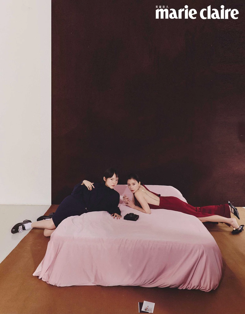 (賈靜雯)紅色露背洋裝,Max Mara;珍珠裝飾黑色緞面穆勒鞋,Jimmy Choo。 (林廷憶)海軍藍女式緊身迷你連衣裙,Balenciaga;流蘇樂福鞋,Jimmy Choo。 (賈靜雯)紅色露背洋裝,Max Mara;珍珠裝飾黑色緞面穆勒鞋,Jimmy Choo。 (林廷憶)海軍藍女式緊身迷你連衣裙,Balenciaga;流蘇樂福鞋,Jimmy Choo。