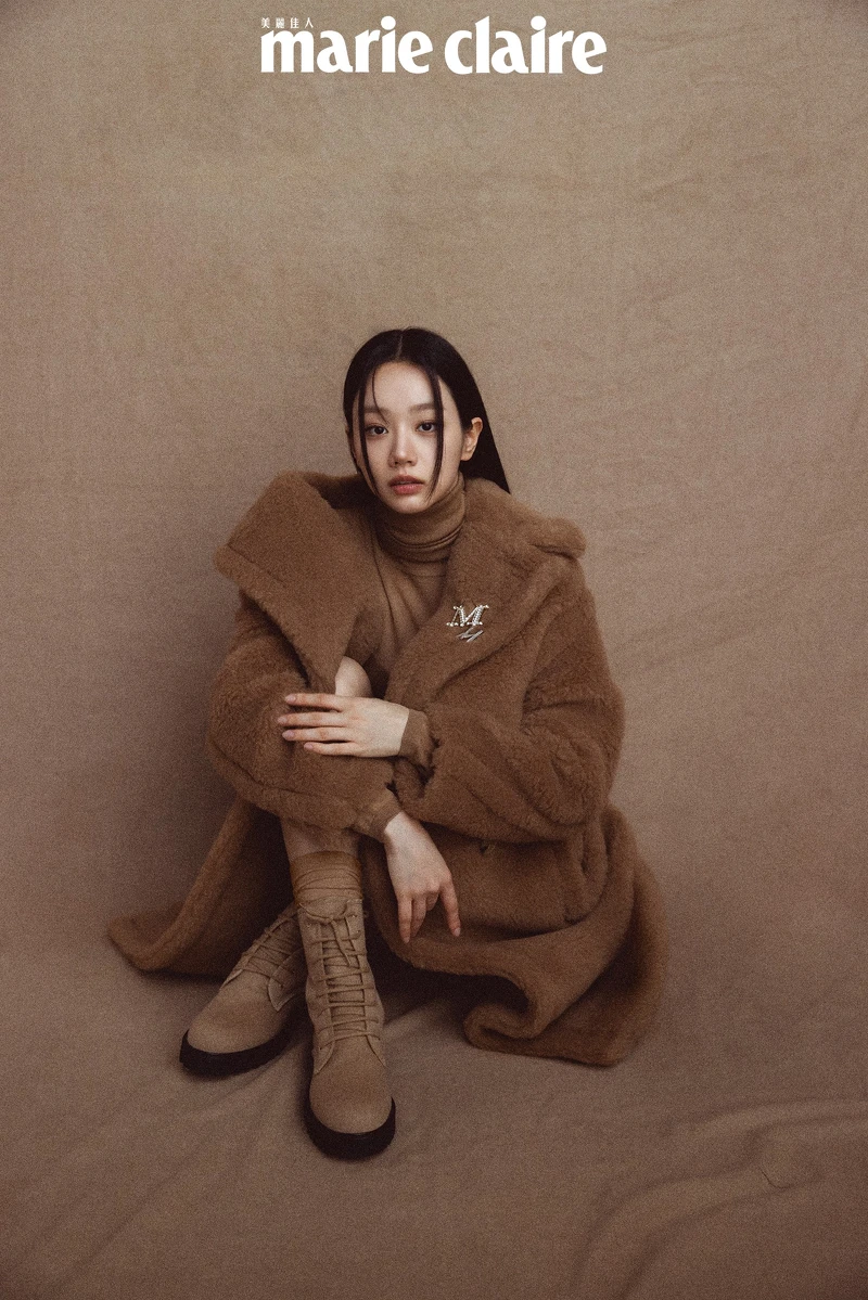 駝色經典泰迪熊大衣、駝色高領羊毛衫、駱駝毛料西裝短褲、標誌性logo胸針、駱駝毛料綁帶軍靴，all by Max Mara。