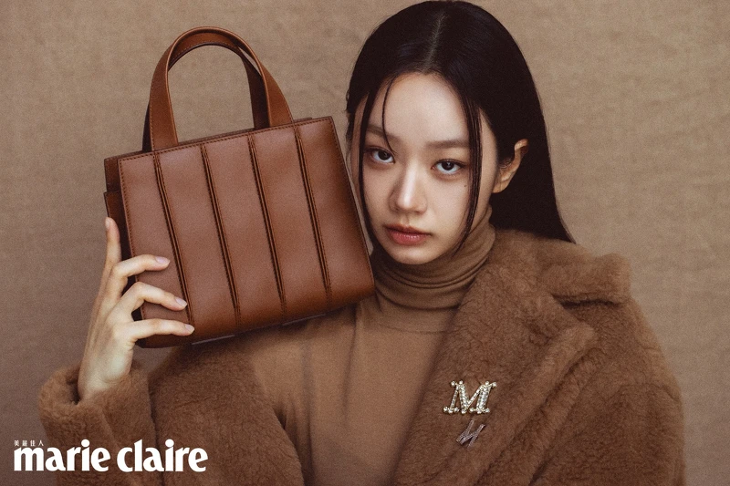 駝色經典泰迪熊大衣、駝色高領羊毛衫、駱駝毛料西裝短褲、標誌性logo胸針、駱駝毛料綁帶軍靴、Whintey Bag 經典牛皮手袋，all by Max Mara。