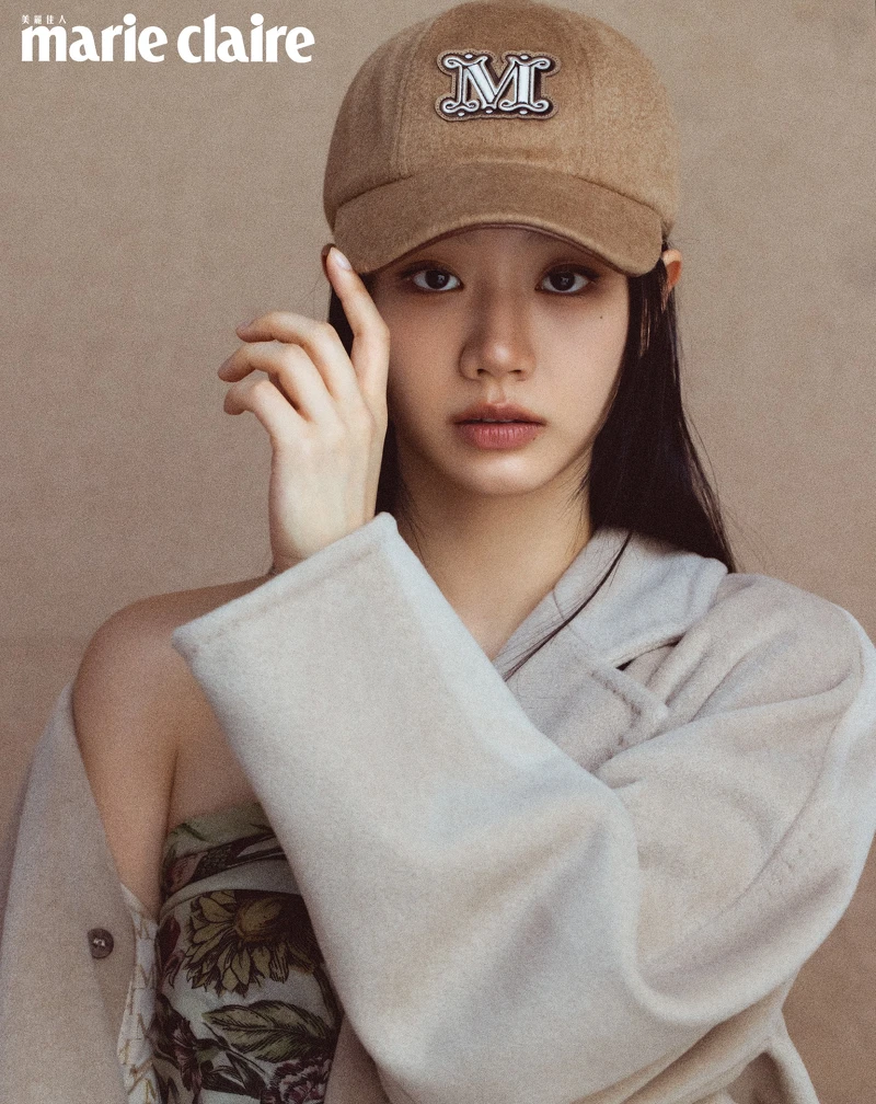 駝色標誌logo棒球帽、101801 淺沙色羊毛大衣、駝色羊毛針織長褲、植物印花流蘇圍巾，all by Max Mara。