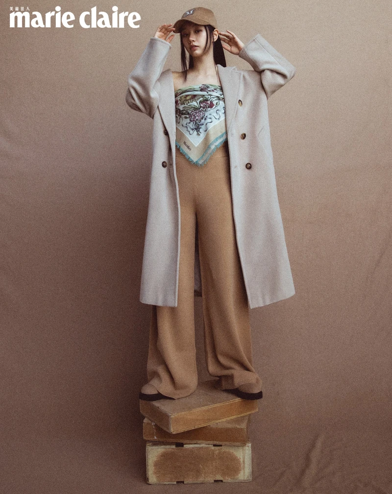 駝色標誌logo棒球帽、101801 淺沙色羊毛大衣、駝色羊毛針織長褲、植物印花流蘇圍巾、駱駝毛料綁帶軍靴，all by Max Mara。