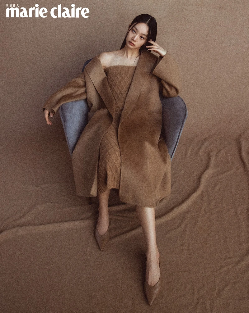 駝色Ludmilla 喀什米爾大衣、駱駝毛料網格長裙、駝色尖頭高跟鞋，all by Max Mara。