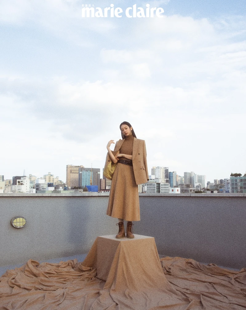 Sartoriale 駱駝毛雙排扣西裝外套、駝色高領羊毛衫、駱駝毛料A字長裙、棕色牛皮綁帶軍靴、棕色牛皮腰帶，all by Max Mara。 