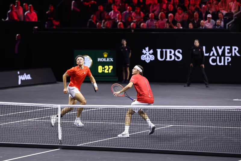 勞力士代言人泰勒.佛里茲(TAYLOR FRITZ)與班.謝爾頓(BEN SHELTON)在2024年拉佛盃(LAVER CUP)代表國際隊搭檔雙打。©Rolex/Antoine Couvercelle 勞力士代言人泰勒.佛里茲(TAYLOR FRITZ)與班.謝爾頓(BEN SHELTON)在2024年拉佛盃(LAVER CUP)代表國際隊搭檔雙打。©Rolex/Antoine Couvercelle