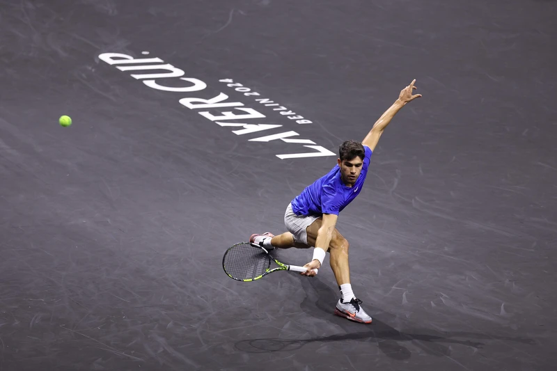 2024年拉佛盃(LAVER CUP),勞力士 代言人卡洛斯.艾卡拉茲(CARLOS ALCARAZ)首次代表歐洲隊出戰時反手 擊球。©Rolex/Antoine Couvercelle 2024年拉佛盃(LAVER CUP),勞力士 代言人卡洛斯.艾卡拉茲(CARLOS ALCARAZ)首次代表歐洲隊出戰時反手 擊球。©Rolex/Antoine Couvercelle