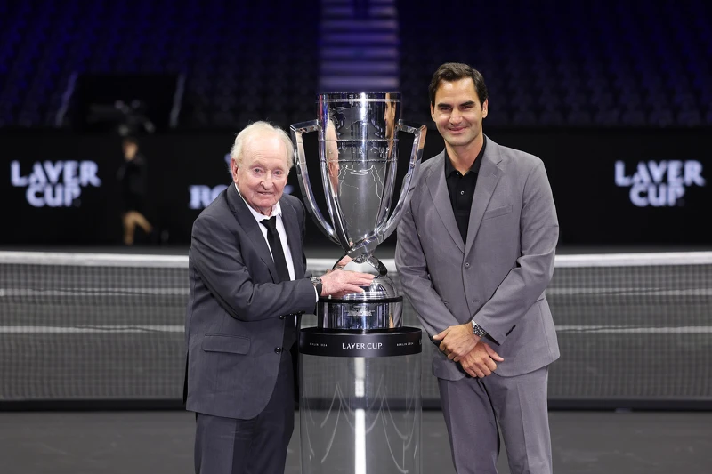 勞力士代言人羅德.拉佛(ROD LAVER) 及羅傑.費德勒(ROGER FEDERER)與拉佛盃(LAVER CUP)獎盃合影。©Rolex/Antoine Couvercelle 勞力士代言人羅德.拉佛(ROD LAVER) 及羅傑.費德勒(ROGER FEDERER)與拉佛盃(LAVER CUP)獎盃合影。©Rolex/Antoine Couvercelle