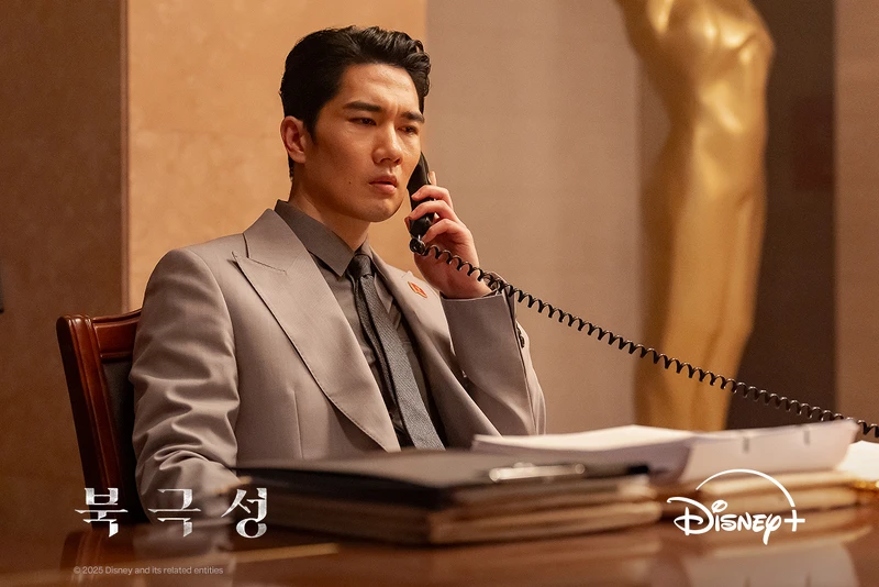 嚴泰九特別客串北韓高層,有三場接電話的戲 嚴泰九特別客串北韓高層,有三場接電話的戲