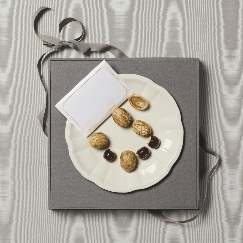 DiorSS26的大秀邀請函是一個上面放滿核果的瓷盤。 DiorSS26的大秀邀請函是一個上面放滿核果的瓷盤。