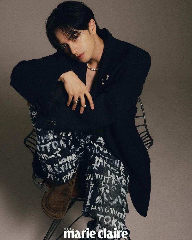 黑色襯衫、深藍色西裝外套，both by Loewe。 SQUARE LEAF 18K黃金&淡水珠項鍊、SQUARE LEAF 18K黃金&淡水珍珠胸針、SQUARE LEAF 18K黃金&淡水珍珠胸針、SQUARE LEAF 18K黃金&淡水珍珠戒指、SQUARE LEAF 18K黃金&淡水珍珠戒指，all by TASAKI。