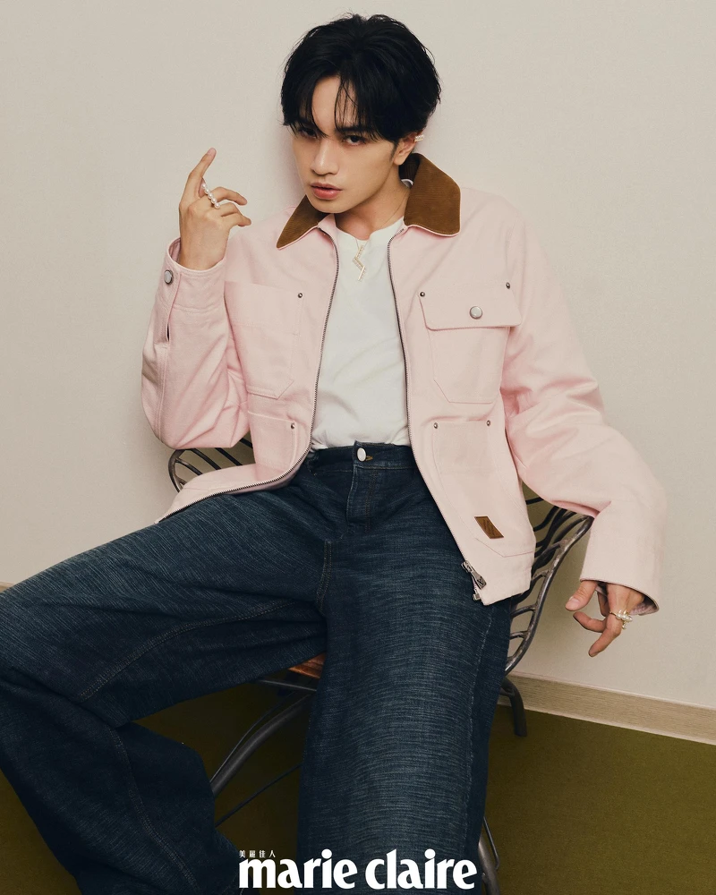 粉色工裝外套、白色上衣、丹寧褲，all by Louis Vuitton。 balance arm 18K黃金&阿古屋珍珠項鍊、balance neo 18K黃金&阿古屋珍珠耳環、balance signature 18K黃金&阿古屋珍珠戒指、danger fang 18K黃金&阿古屋珍珠戒指，all by TASAKI。