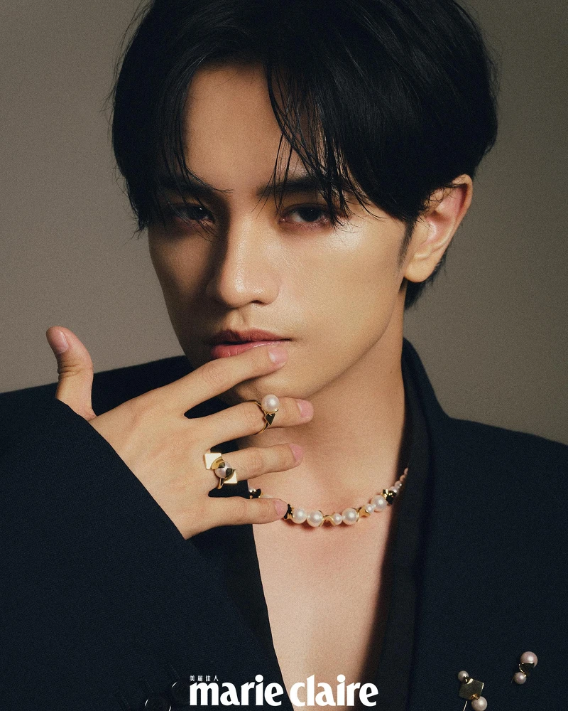 黑色襯衫、深藍色西裝外套，both by Loewe。 SQUARE LEAF 18K黃金&淡水珠項鍊、SQUARE LEAF 18K黃金&淡水珍珠胸針、SQUARE LEAF 18K黃金&淡水珍珠胸針、SQUARE LEAF 18K黃金&淡水珍珠戒指、SQUARE LEAF 18K黃金&淡水珍珠戒指，all by TASAKI。