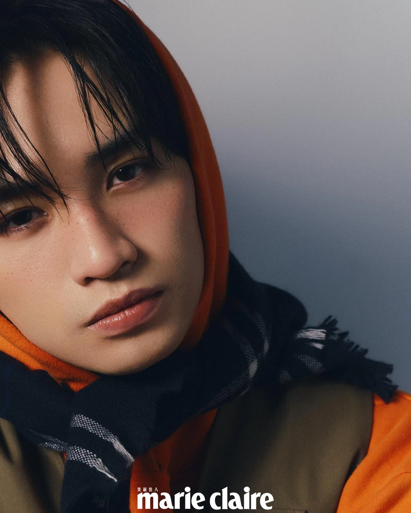 橘色連帽衫、多功能背心、方形圍巾，all by peter wu。