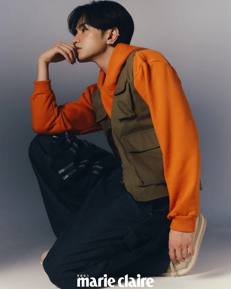 橘色連帽衫、多功能背心、方形圍巾、木匠丹寧褲，all by peter wu。 danger neo diamond pave 18K白金&鑽石&阿古屋珍珠耳環、danger fang 18K白金&鑽石&阿古屋珍珠耳環，both by TASAKI。