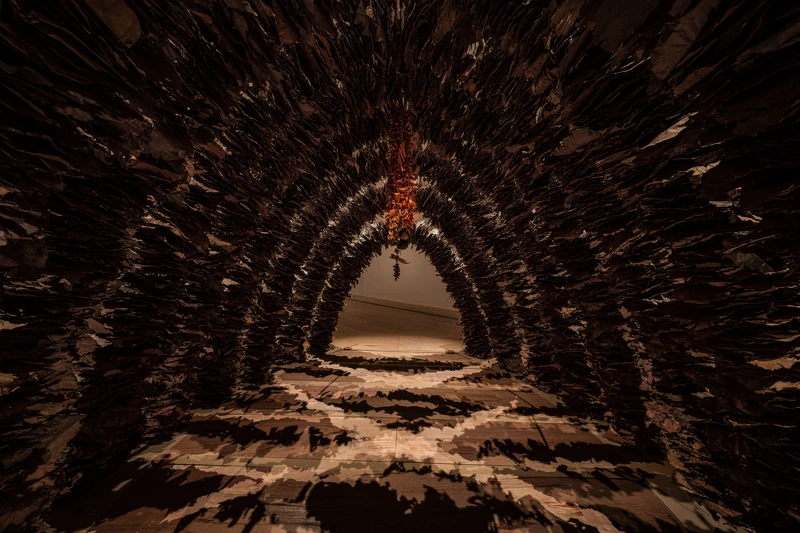 布恩森‧普瑞姆塔達〈藥草之廟〉,新北市美術館支持製作。(攝影:狐色影像製作,新北市美術館提供。) 布恩森‧普瑞姆塔達〈藥草之廟〉,新北市美術館支持製作。(攝影:狐色影像製作,新北市美術館提供。)