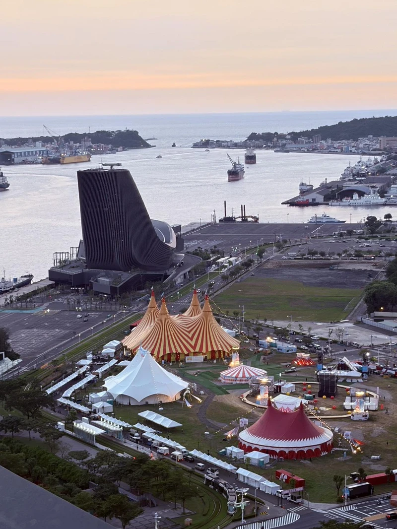三大巨型馬戲篷齊聚高雄港邊 三大巨型馬戲篷齊聚高雄港邊