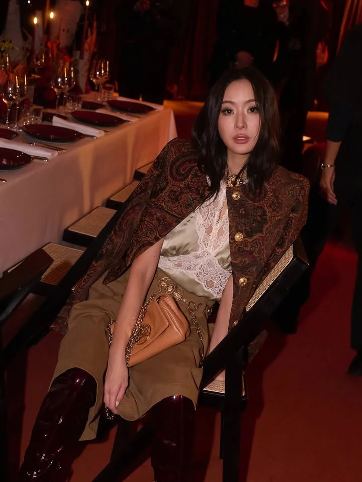 孙芸芸巴黎街头波西米亚风造型美疯！3套Looks同款解析：Chloé锁头包、仙女洋装…全蒐罗