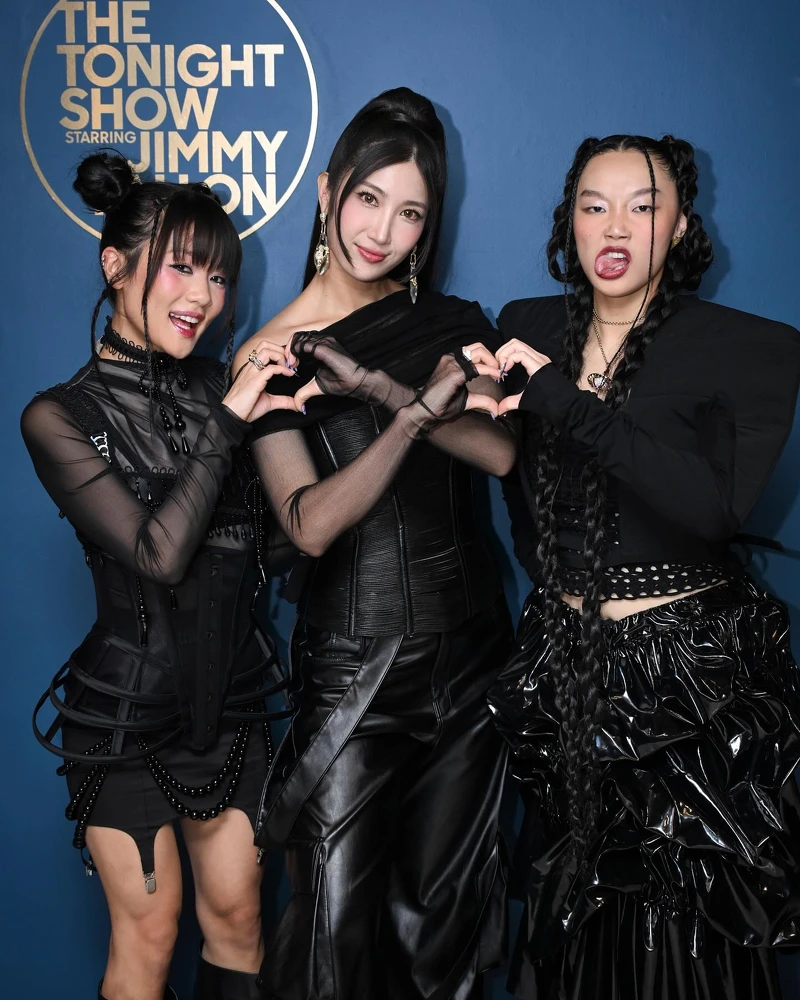 Audrey Nuna、Ejae、Rei Ami 參加「The Tonight Show」
