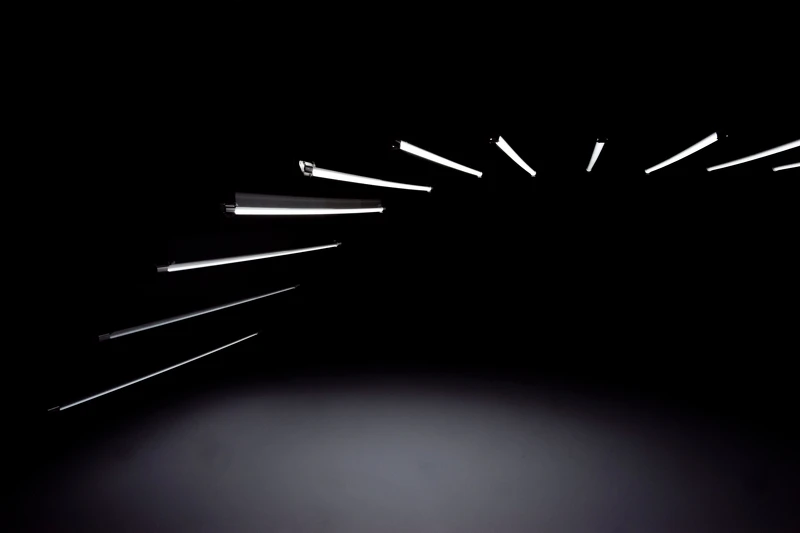 《游泳》透過白光燈管的波浪起伏,喚起人們對生命循環的感知。|攝影:陳長志 《游泳》透過白光燈管的波浪起伏,喚起人們對生命循環的感知。|攝影:陳長志