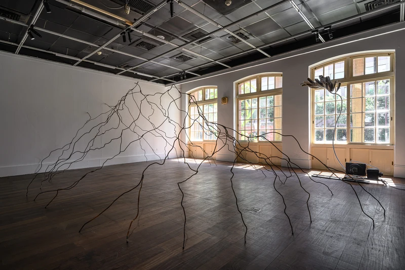 《在屾》使用鋼筋廢料重新構築出山的形象,反思自然災害的影響,也回應人為過度開發的問題。|展出現場|當代館提供 《在屾》使用鋼筋廢料重新構築出山的形象,反思自然災害的影響,也回應人為過度開發的問題。|展出現場|當代館提供