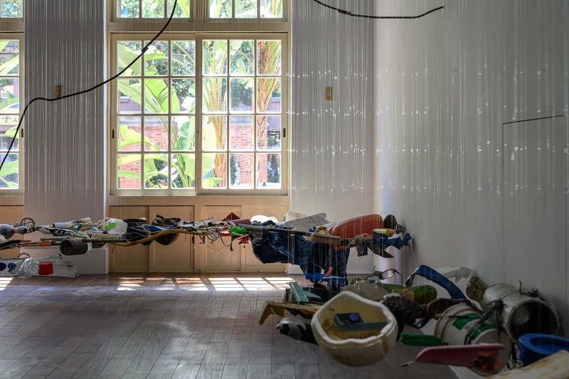 《雨霾II》以藝術家親手撿拾的海廢構築出海面景象,隨裝置律動上下起伏,物件相互撞擊,化為如午後陣雨般的聲響,喚起屬於臺灣人共同的感官記憶。|展出現場(局部)|當代館提供 《雨霾II》以藝術家親手撿拾的海廢構築出海面景象,隨裝置律動上下起伏,物件相互撞擊,化為如午後陣雨般的聲響,喚起屬於臺灣人共同的感官記憶。|展出現場(局部)|當代館提供