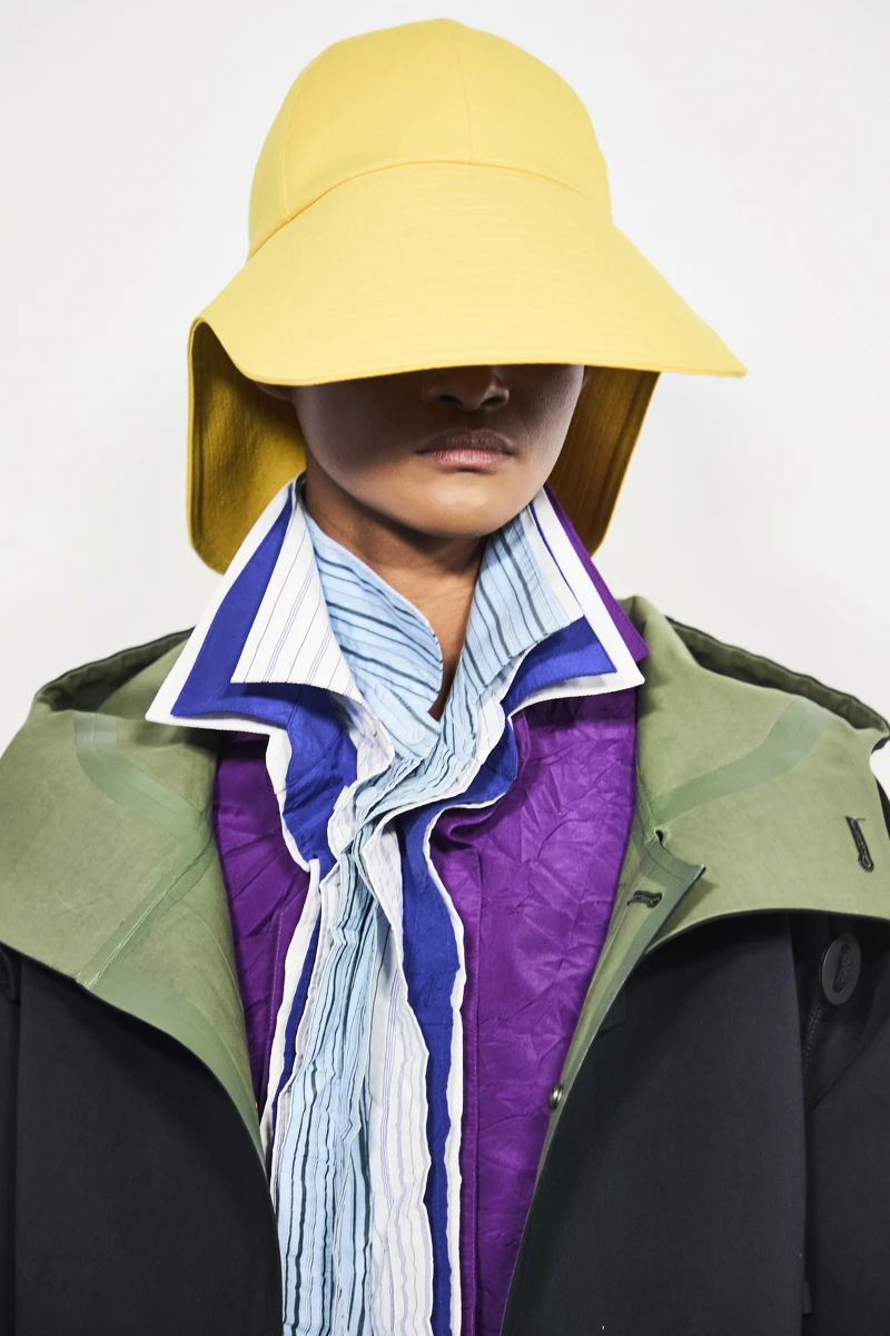 從工藝出發,重塑結構 LOEWE 的歷史建立在工坊技藝與皮革工藝上,這一季,兩位設計師讓這段歷史重新呼吸。服裝以極簡的剪裁構成骨架,縫線被隱藏,布料以模壓結構塑形,皮革被削薄到近乎透明。每一道線條都緊貼身體的動勢,卻從不失控。光線在表面移動時,材質的細膩層次被一一揭開。 他們擅長的「有機現代主義」語彙滲透在細節裡:圍巾洋裝以層疊結構打造新的流動感,毛衣在扭結中改變方向,手帕摺疊技法轉化為裙襬語言。這些處理讓傳統工藝不再只是技術,而是設計的一部分。 色彩與輪廓的秩序 Kelly 的畫作並非裝飾,而是宣言。它的黃與紅滲入整場系列,與海藍、磚紅、象牙白並列,成為整體節奏的骨架。色彩不被過度解釋,乾淨、明亮,像呼吸的節拍。 線條的控制同樣精確。風衣、背心、迷你裙用簡單輪廓刻畫出速度感;雕塑感皮革外套與洋裝勾勒出堅定的女性姿態。買手們特別提到這些單品的「銳利度」——它們是力量的體現,同時保持著 LOEWE 一貫的柔軟度。 紐約節奏與西班牙精神的交會 Jack 與 Lazaro 為品牌注入了明顯的紐約態度。節奏更快,語彙更乾淨,設計的層次感和城市感比以往更強烈。這種都市語言與 LOEWE 的西班牙文化底蘊產生了新的碰撞:手工技藝與現代比例並置,經典包型與新輪廓融合,兩種精神在同一座舞台上並行。 Linda Fargo 形容這場秀是「有機現代主義與 LOEWE DNA 的絕佳結合」,而觀眾的起立鼓掌則顯示出這種轉變的感染力。新團隊並沒有割裂過去,而是在 Jonathan Anderson 所建立的語境上延伸出新的線條,讓品牌的語言變得更廣闊。 從工藝出發,重塑結構 LOEWE 的歷史建立在工坊技藝與皮革工藝上,這一季,兩位設計師讓這段歷史重新呼吸。服裝以極簡的剪裁構成骨架,縫線被隱藏,布料以模壓結構塑形,皮革被削薄到近乎透明。每一道線條都緊貼身體的動勢,卻從不失控。光線在表面移動時,材質的細膩層次被一一揭開。 他們擅長的「有機現代主義」語彙滲透在細節裡:圍巾洋裝以層疊結構打造新的流動感,毛衣在扭結中改變方向,手帕摺疊技法轉化為裙襬語言。這些處理讓傳統工藝不再只是技術,而是設計的一部分。 色彩與輪廓的秩序 Kelly 的畫作並非裝飾,而是宣言。它的黃與紅滲入整場系列,與海藍、磚紅、象牙白並列,成為整體節奏的骨架。色彩不被過度解釋,乾淨、明亮,像呼吸的節拍。 線條的控制同樣精確。風衣、背心、迷你裙用簡單輪廓刻畫出速度感;雕塑感皮革外套與洋裝勾勒出堅定的女性姿態。買手們特別提到這些單品的「銳利度」——它們是力量的體現,同時保持著 LOEWE 一貫的柔軟度。 紐約節奏與西班牙精神的交會 Jack 與 Lazaro 為品牌注入了明顯的紐約態度。節奏更快,語彙更乾淨,設計的層次感和城市感比以往更強烈。這種都市語言與 LOEWE 的西班牙文化底蘊產生了新的碰撞:手工技藝與現代比例並置,經典包型與新輪廓融合,兩種精神在同一座舞台上並行。 Linda Fargo 形容這場秀是「有機現代主義與 LOEWE DNA 的絕佳結合」,而觀眾的起立鼓掌則顯示出這種轉變的感染力。新團隊並沒有割裂過去,而是在 Jonathan Anderson 所建立的語境上延伸出新的線條,讓品牌的語言變得更廣闊。