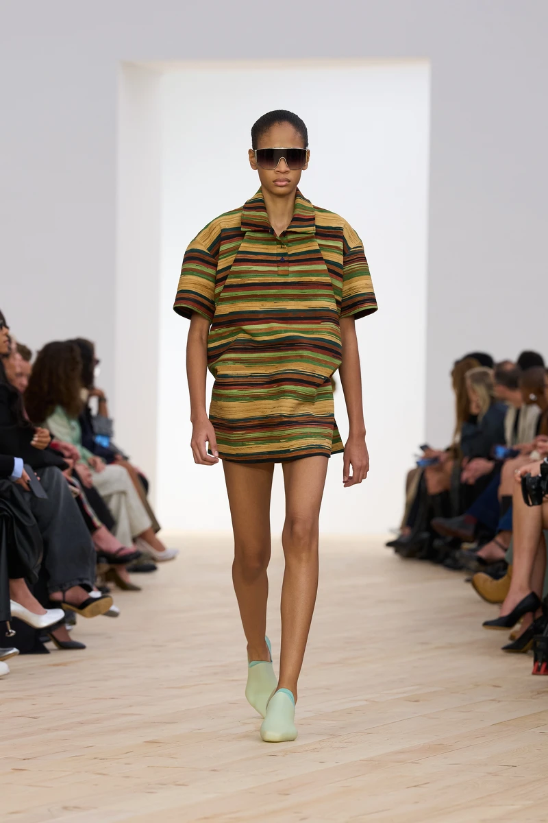 LoeweSS26系列鞋款。