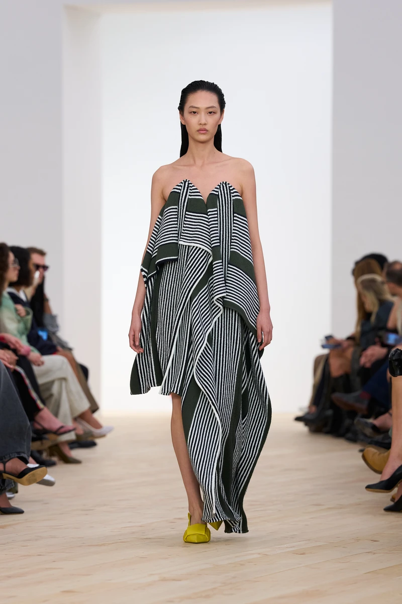 LoeweSS26系列鞋款。