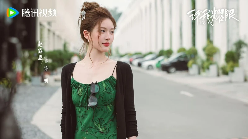 趙露思全劇都是原聲演出，但許多是事後配音。