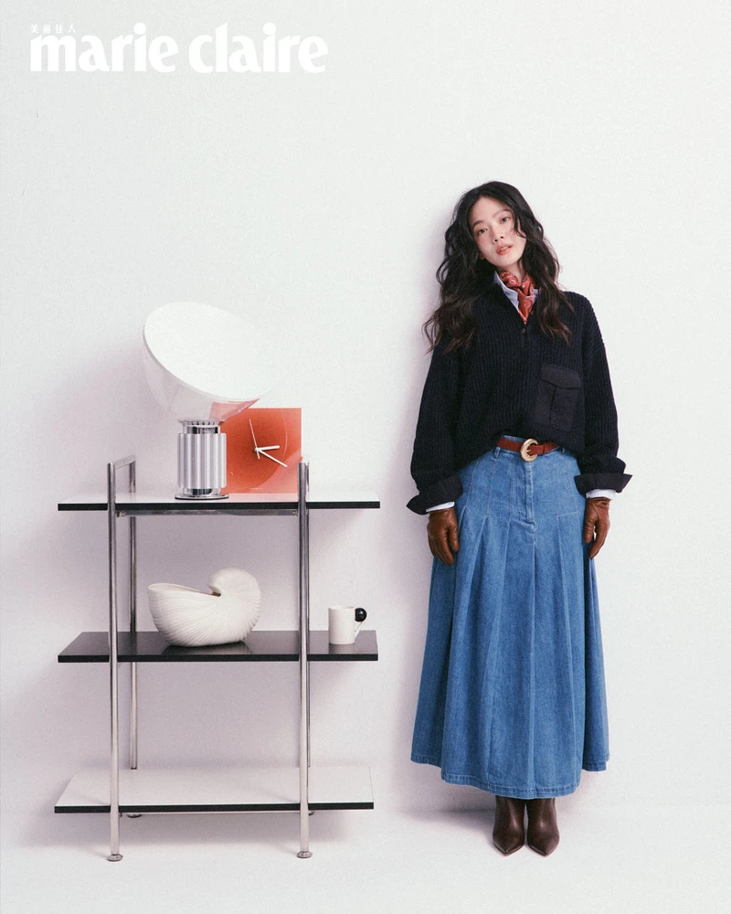 深藍色初剪羊毛Polo衫、淺藍色百褶設計襯衫、丹寧百褶長裙、紅紫色印花絲巾、皮革長靴、金色扣環腰帶、皮革手套，all by Weekend Max Mara。