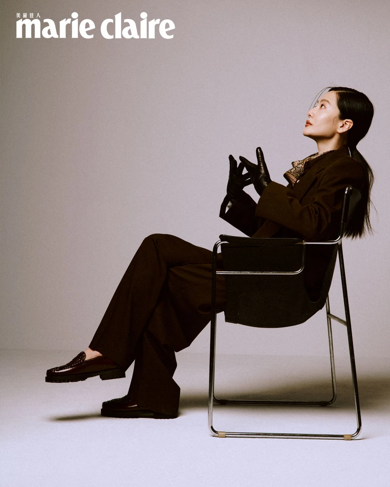 巧克力棕羊毛雙排釦西裝、巧克力棕羊毛襯衫、米色印花絲巾、鉚釘裝飾樂福鞋、金屬腰帶、皮革手套，all by Weekend Max Mara。