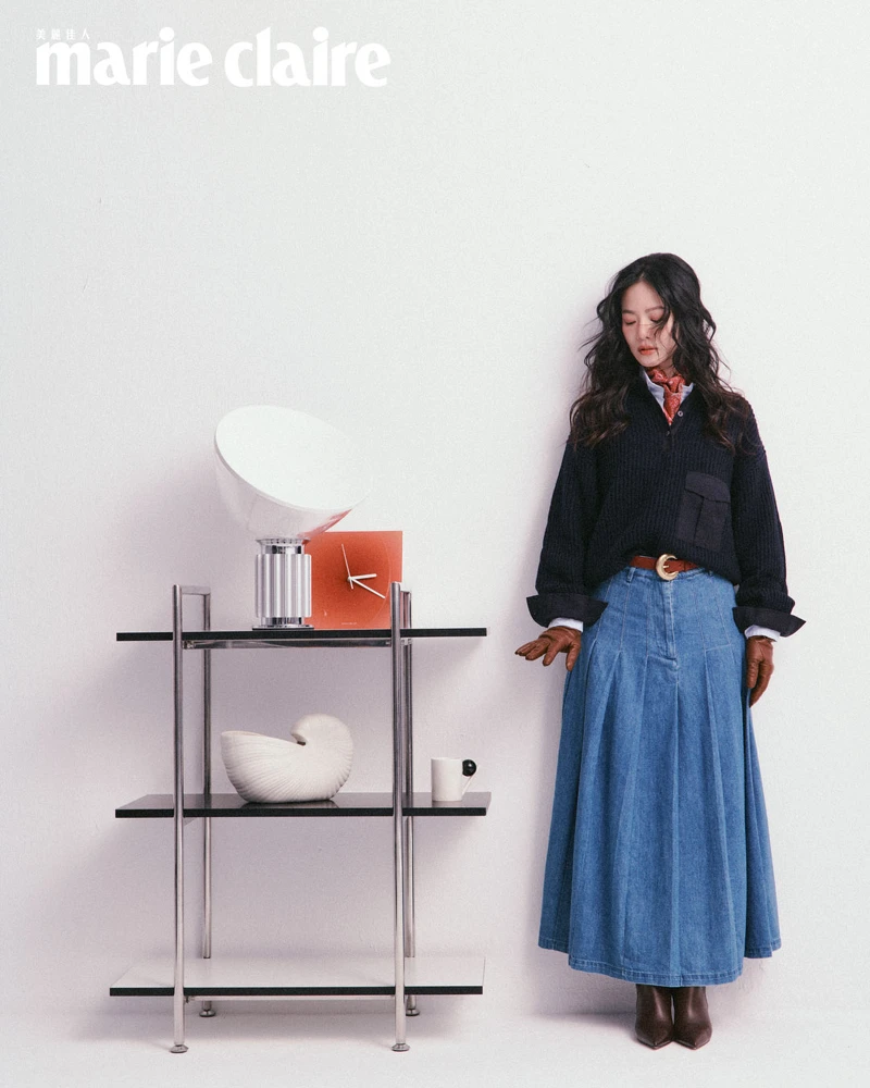 深藍色初剪羊毛Polo衫、淺藍色百褶設計襯衫、丹寧百褶長裙、紅紫色印花絲巾、皮革長靴、金色扣環腰帶、皮革手套，all by Weekend Max Mara。