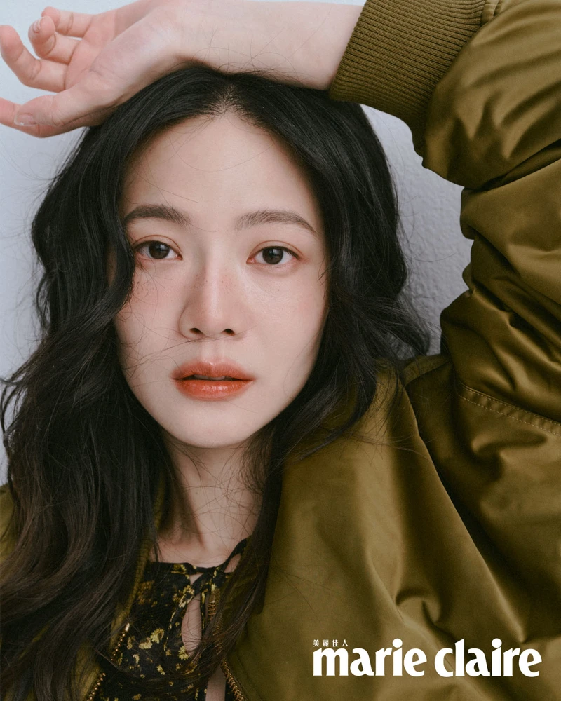 軍綠色夾克、印花洋裝，all by Michael Kors；高根踝靴，Tod’s。