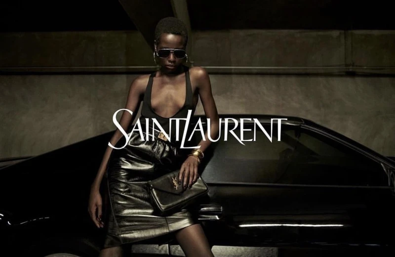 Awar Odhiang也是Saint Laurent這幾季經常出現的廣告模特兒。 Awar Odhiang也是Saint Laurent這幾季經常出現的廣告模特兒。