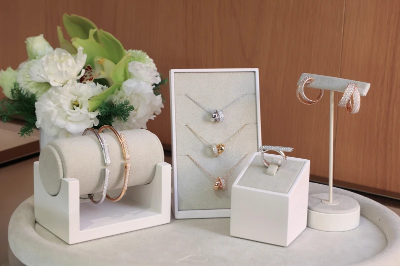 Hearts On Fire 微風信義精品店以「品味寓所」概念重塑整修揭幕，為品牌形象帶來明亮摩登的嶄新氣息，同時帶來全新設計系列珠寶：INSIDE/OUT。