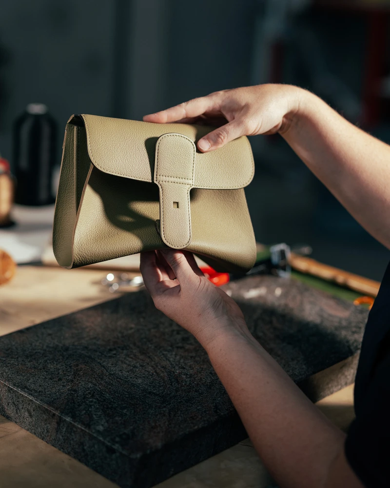 Delvaux Brillant Tempo製作過程繁複又細緻,每道工序都需要反覆調整以及確認。 Delvaux Brillant Tempo製作過程繁複又細緻,每道工序都需要反覆調整以及確認。