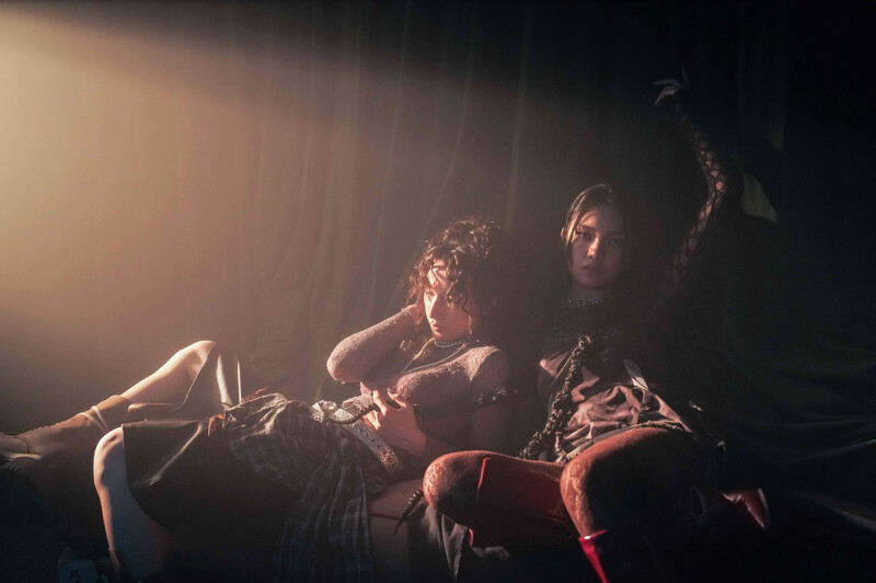 《回魂計》插曲〈Invincible〉由雙人女團「KAXA」演唱